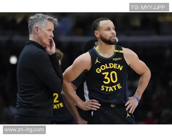 库里女儿莱莉成场上小助攻手 传球妙技助父亲完成精彩配合